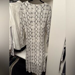 OAK + FORT Black and White Snake Print Long Sleeve Dress